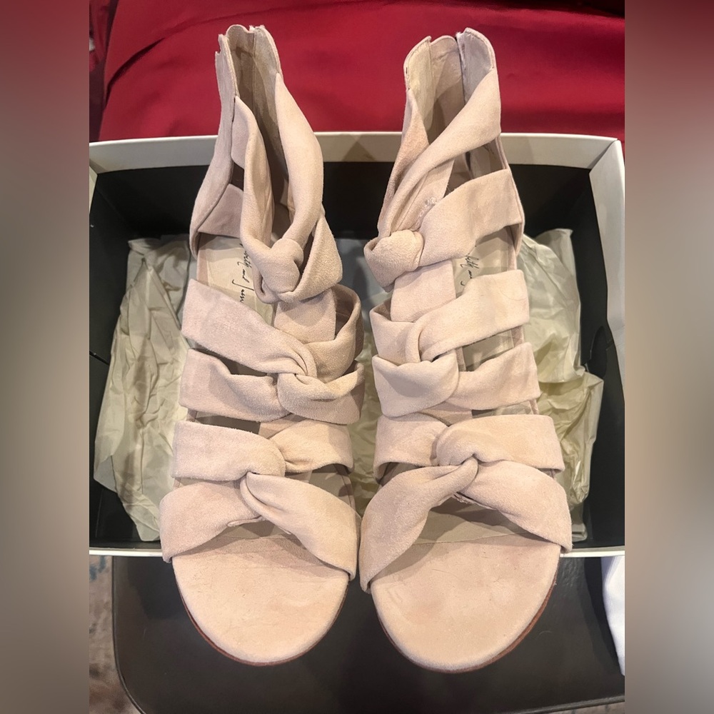 Elizabeth and James Nude Heels